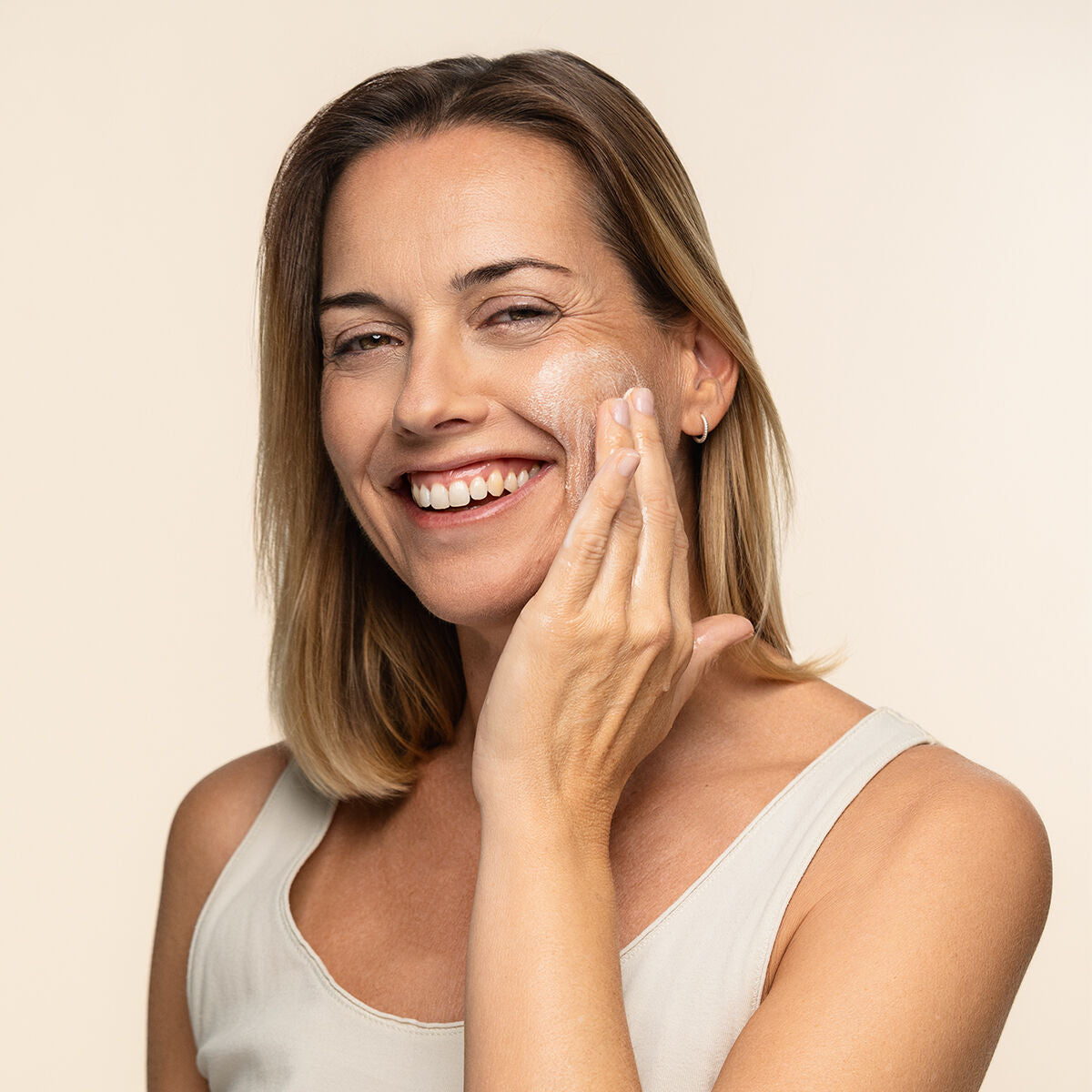 Application du gel nettoyant visage InnovaGoods Rice