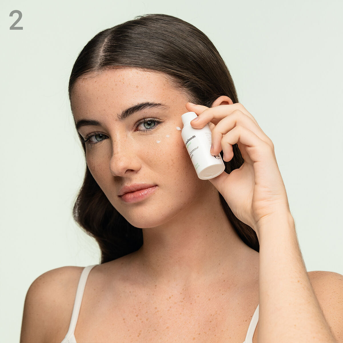 Application du toner exfoliant CBD InnovaGoods