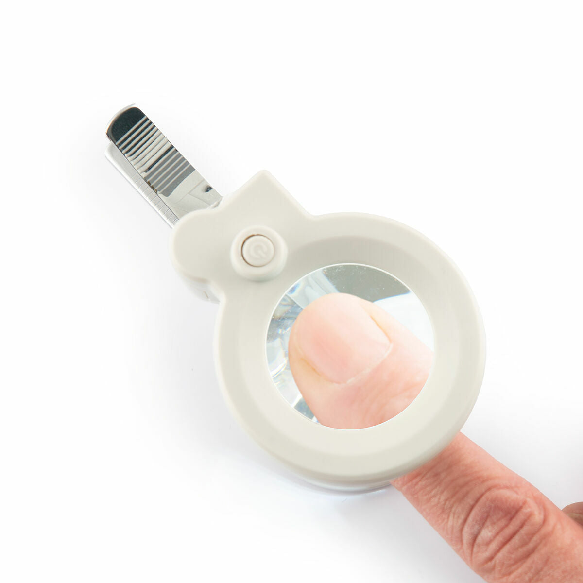 Coupe-ongles avec loupe en gros plan sur l'ongle