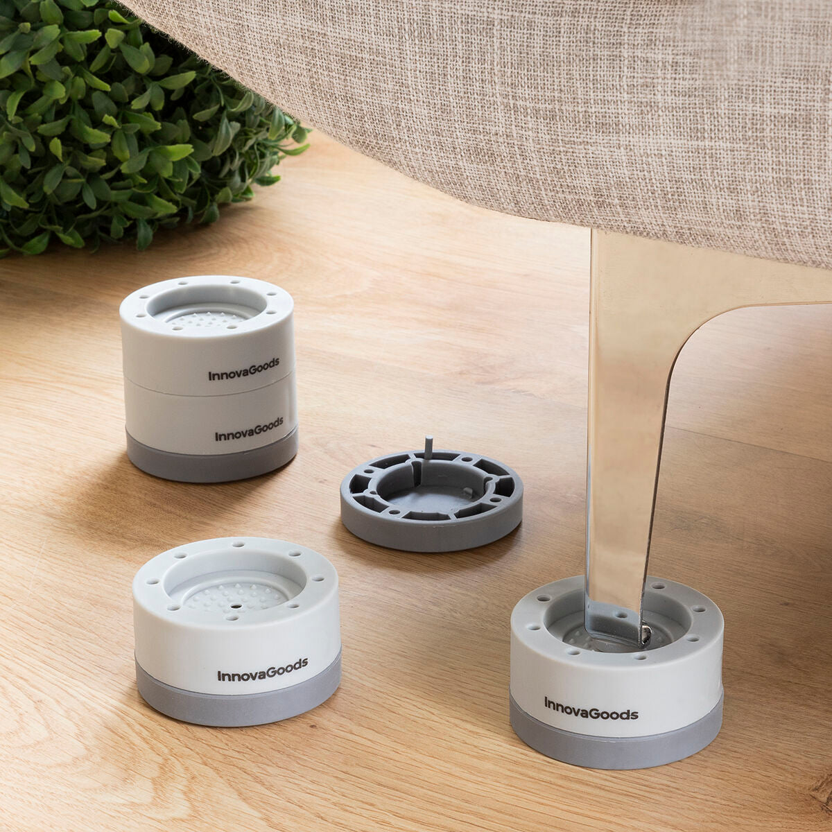 Installation des pieds amortisseurs sous un meuble