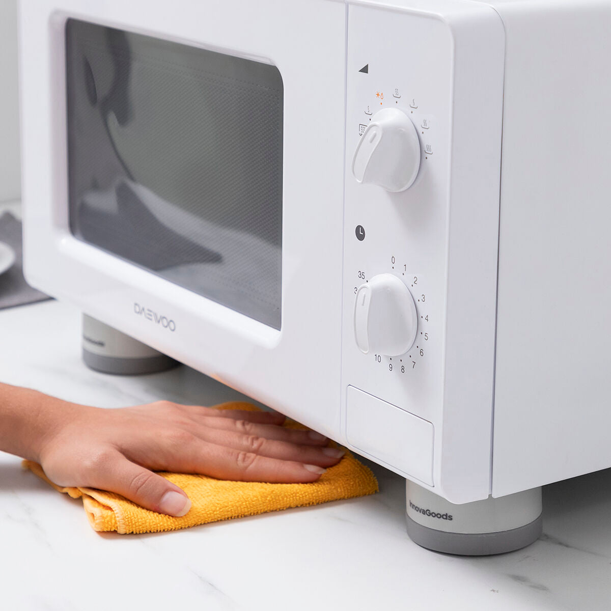 Pieds anti-vibrations sous micro-ondes pour nettoyage facile