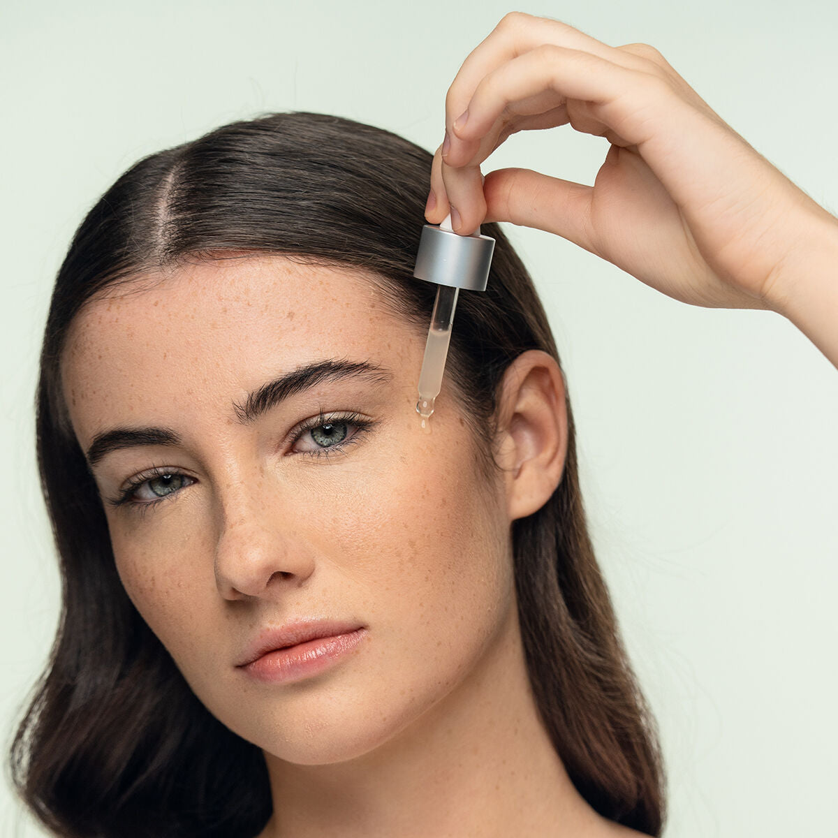 Application du sérum visage CBD Zenboost sur la peau