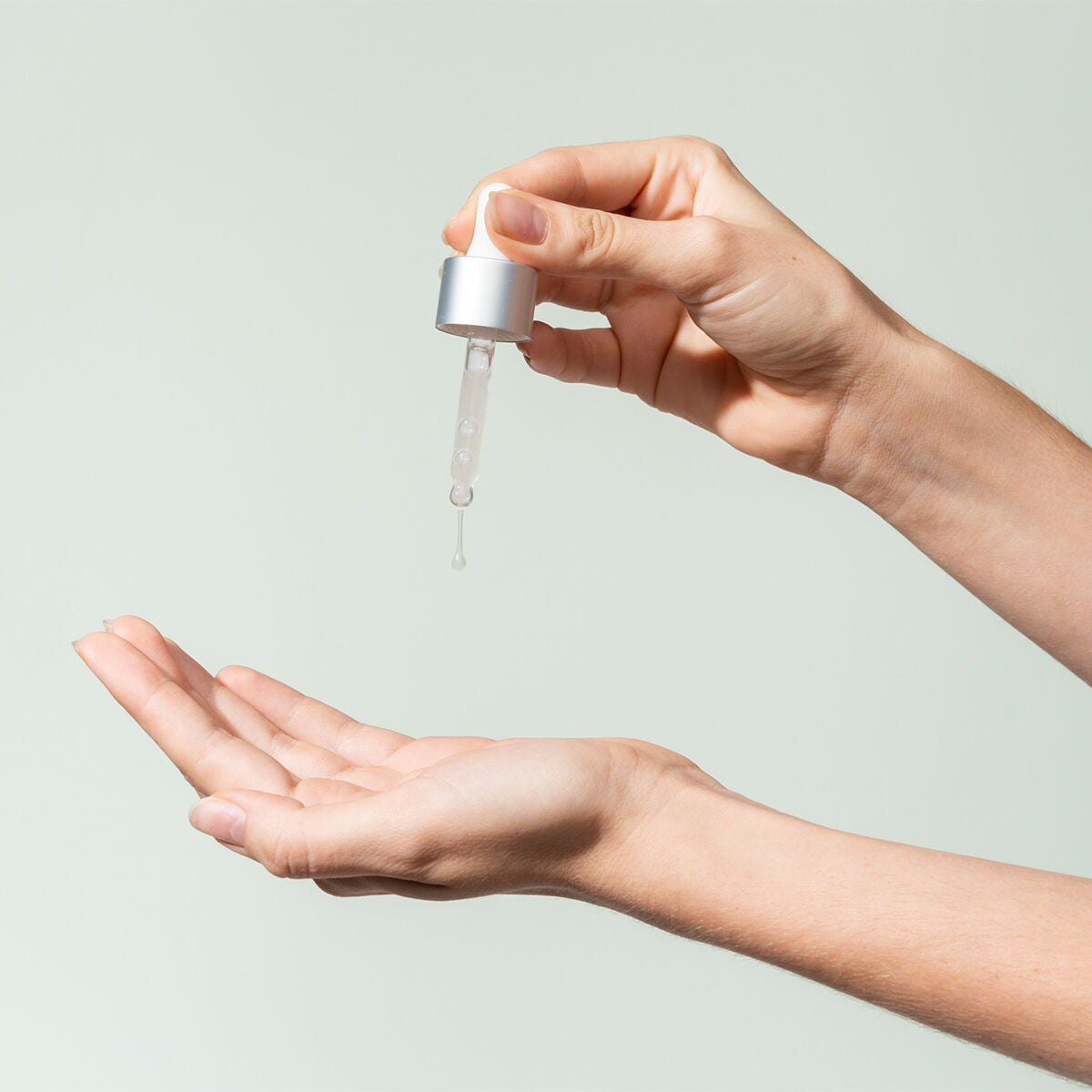 Goutte de sérum CBD sur la main avec pipette