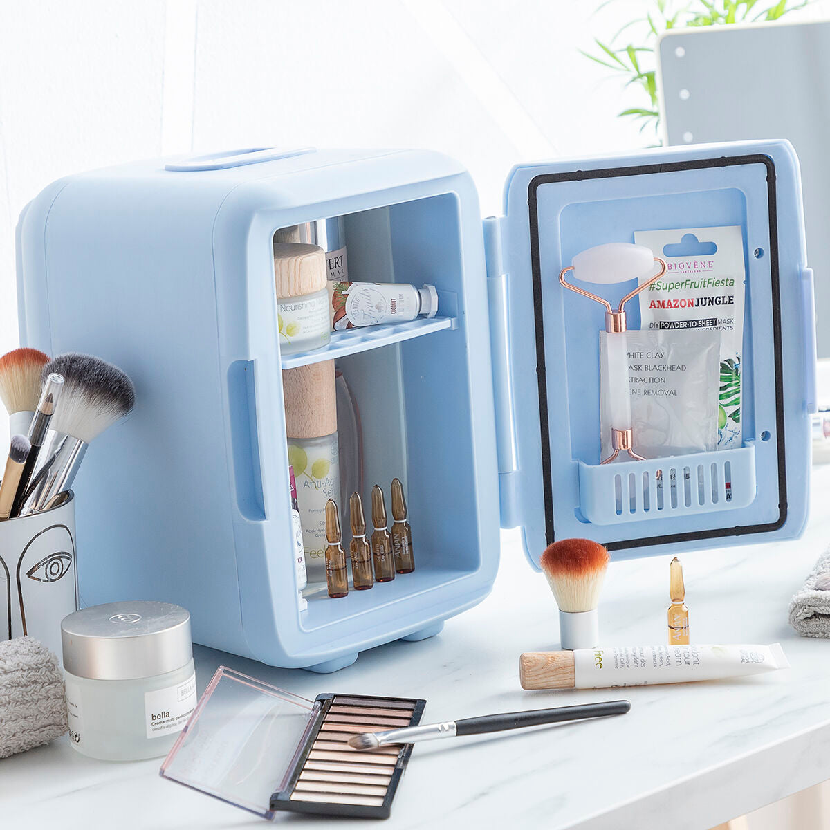 Mini frigo cosmétique utilisé pour boissons et snacks au bureau