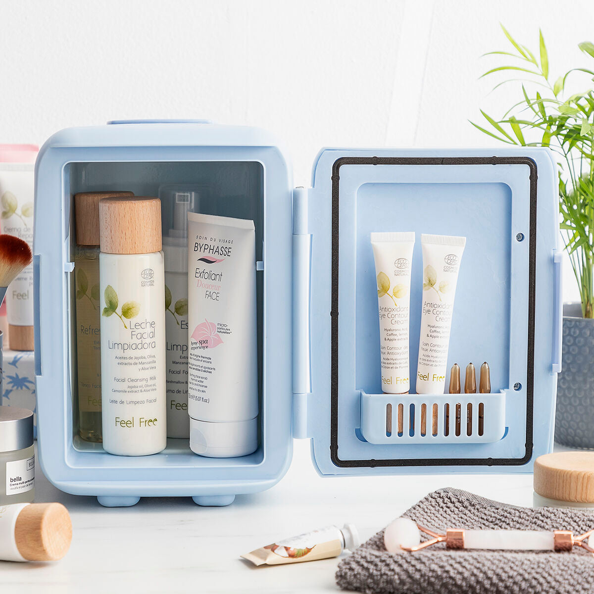 Frigo beauté avec soins et maquillage pour salle de bain ou bureau