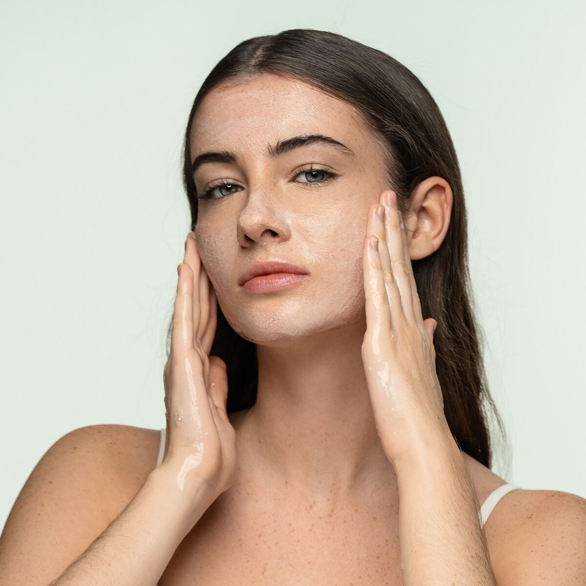Application du gel nettoyant visage CBD Zenpure