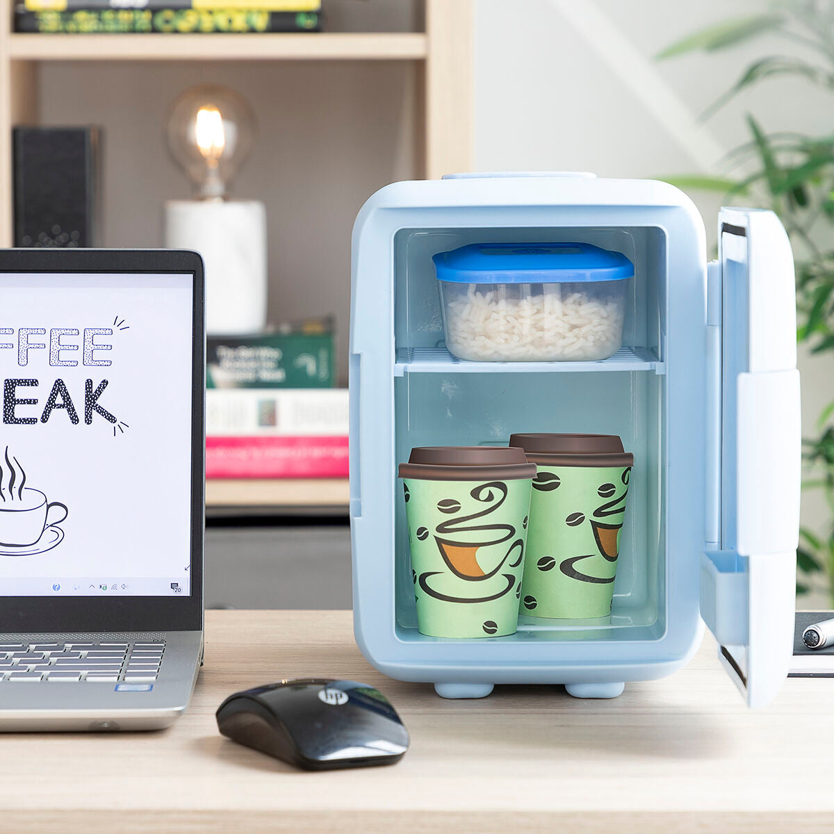 Intérieur du mini réfrigérateur à cosmétiques vide Innovagoods