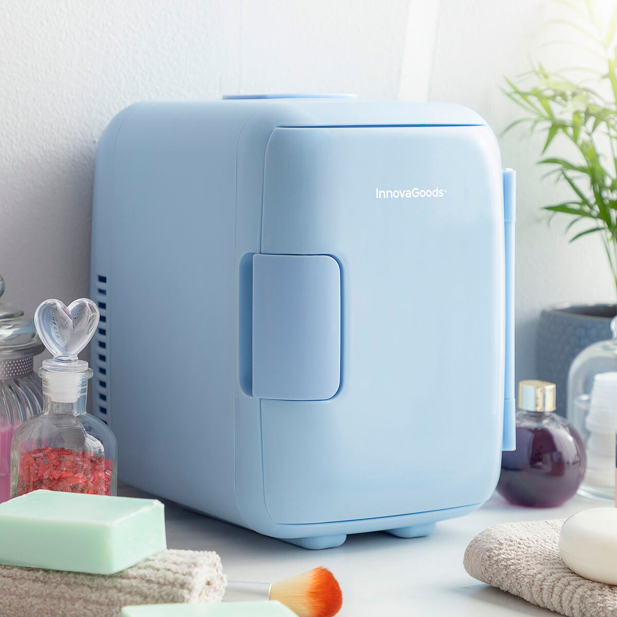 Mini frigo cosmétique Innovagoods fermé couleur bleu pastel