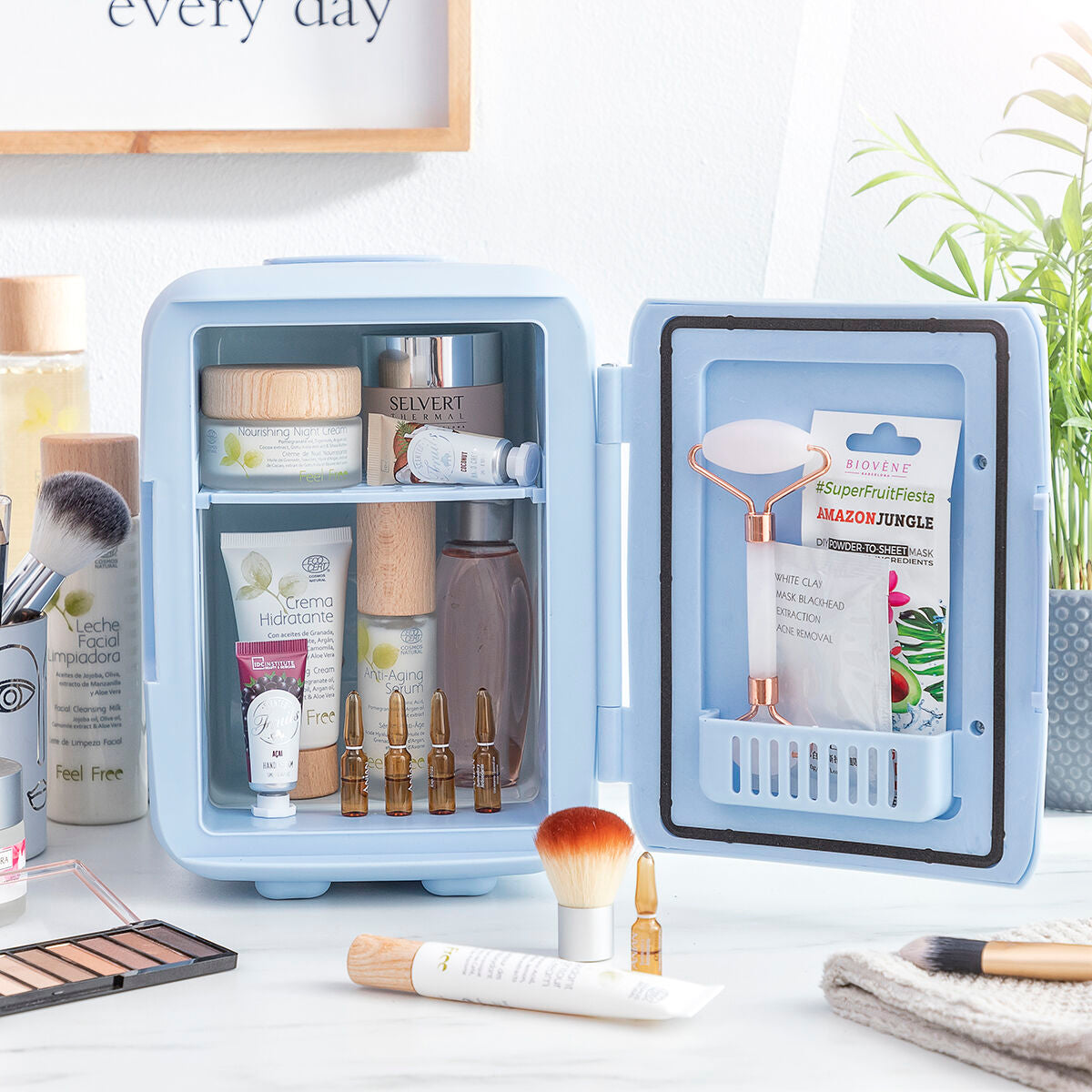 Rangement des soins visage et maquillage dans mini réfrigérateur cosmétique